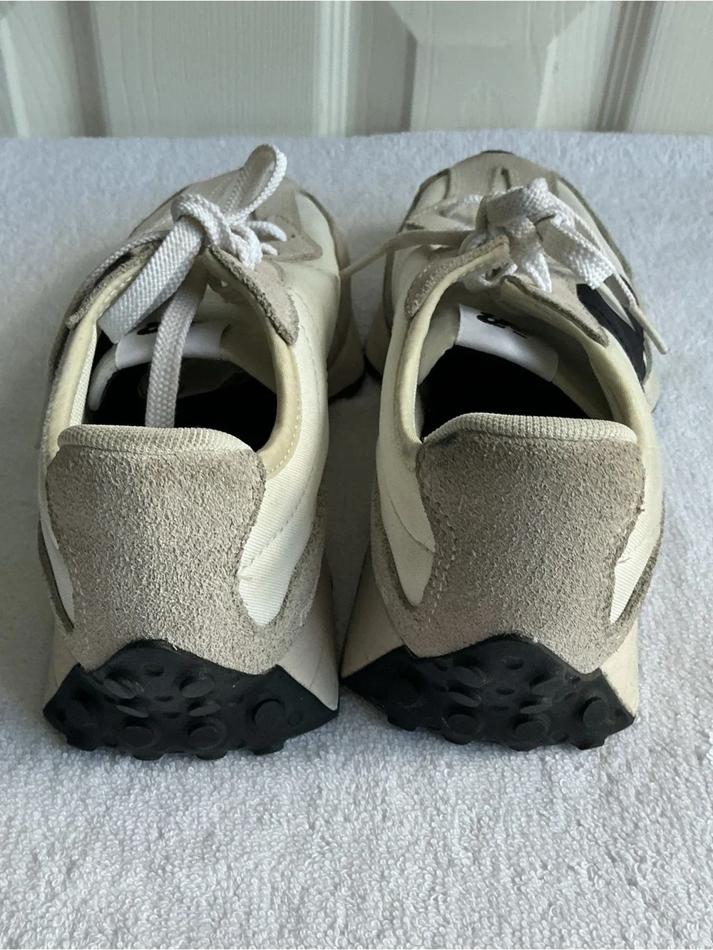 New Balance 327 Sneakers in Cream and Black Sz 5